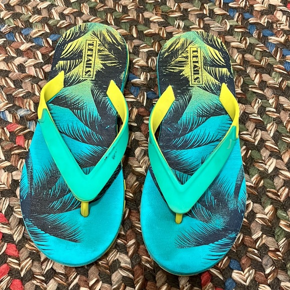 2 pairs of flip flops - Picture 3 of 4